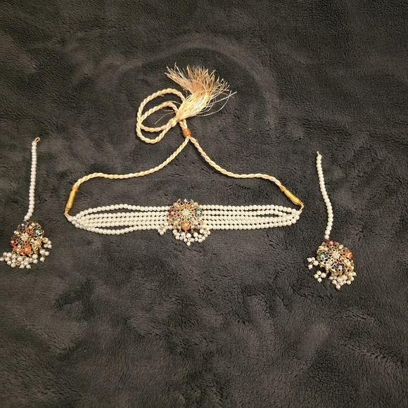 Elegant Pearl and Gold Jewelry Set. The earrings are with Sahara . - Picture 11 of 12